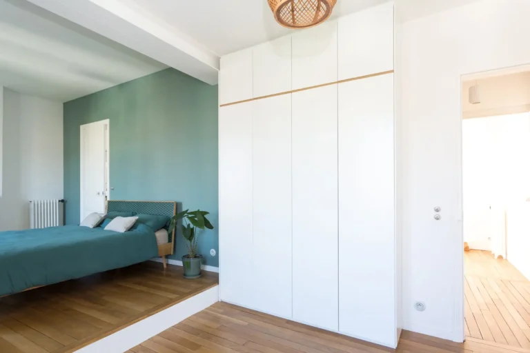 Armoire dressing 4 portes blanches mates avec ligne bois clair en chambre