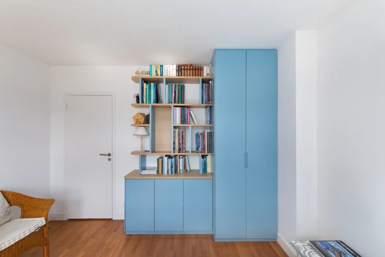 Armoire toute hauteur bleu mat avec étagères ouvertes en bois clair à Viroflay