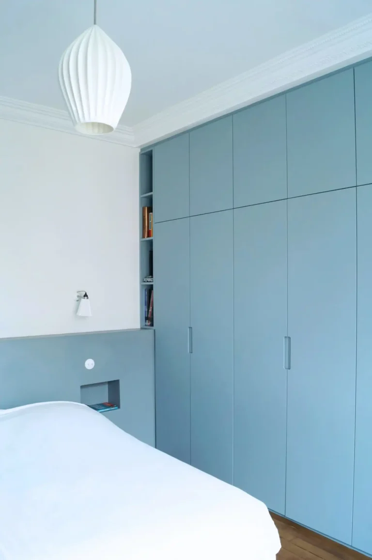 Bibliothèque d’appoint intégrée au dressing dans une chambre adulte