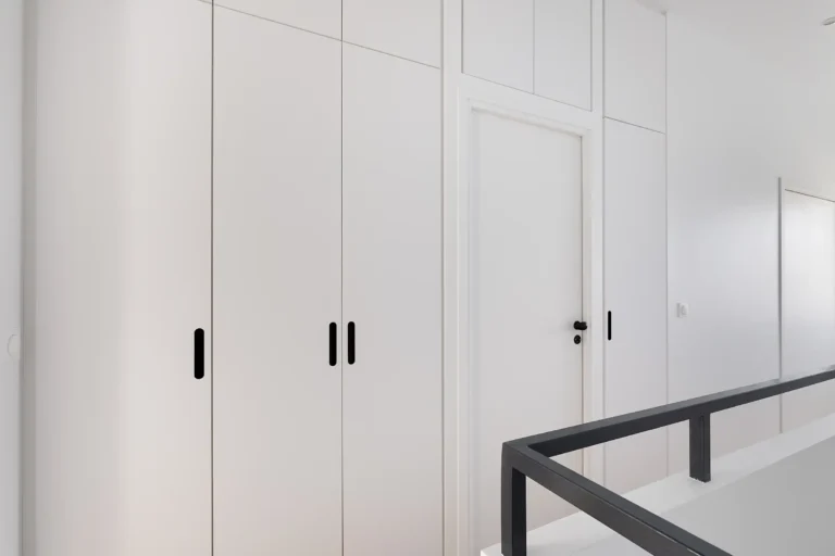 Vue latérale du dressing de couloir toute hauteur avec penderie, étagères réglables et tiroirs intégrés