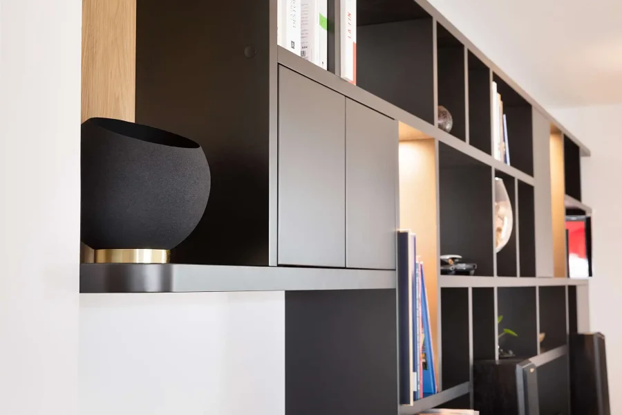 Détail des niches ouvertes et fermées du meuble TV bibliothèque noir