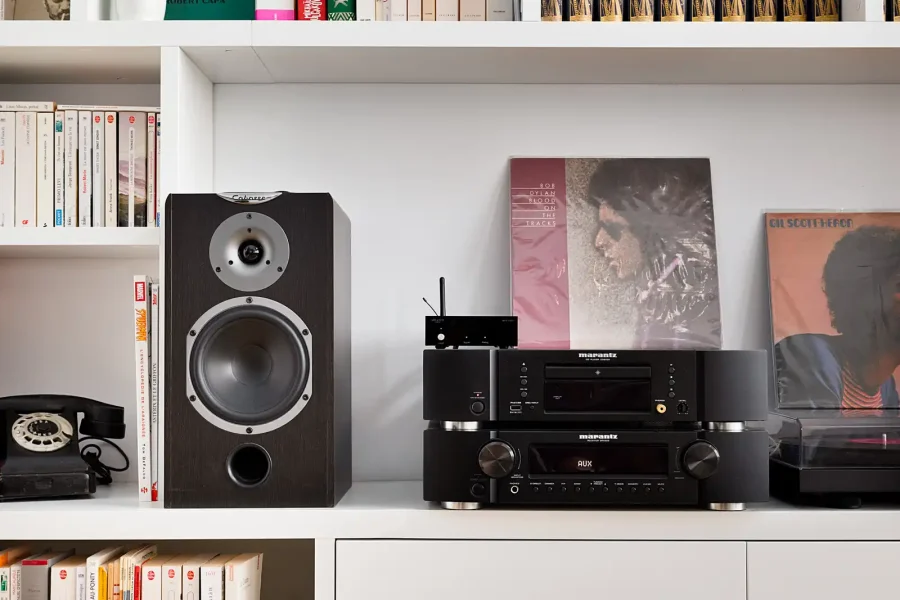 Détail d’une étagère sur mesure intégrée dans un salon contemporain à Bagnolet