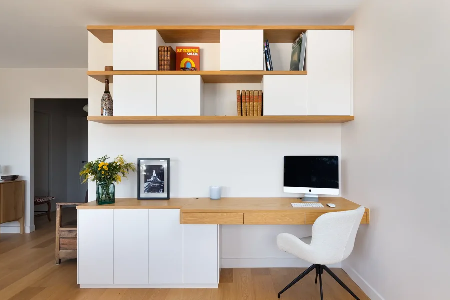 Grand bureau droit sur mesure avec rangements suspendus et façades blanches mates