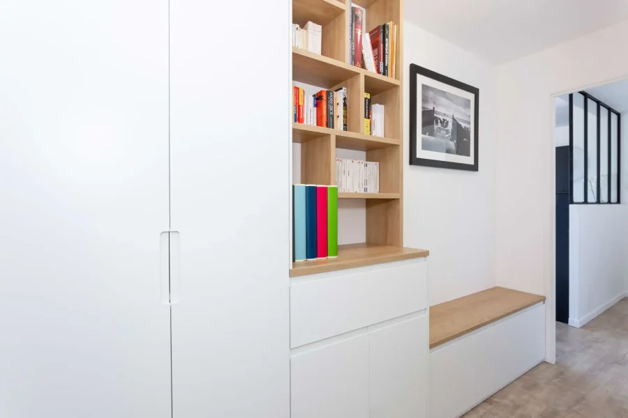 Meuble d’entrée blanc mat avec banc intégré en bois sur mesure