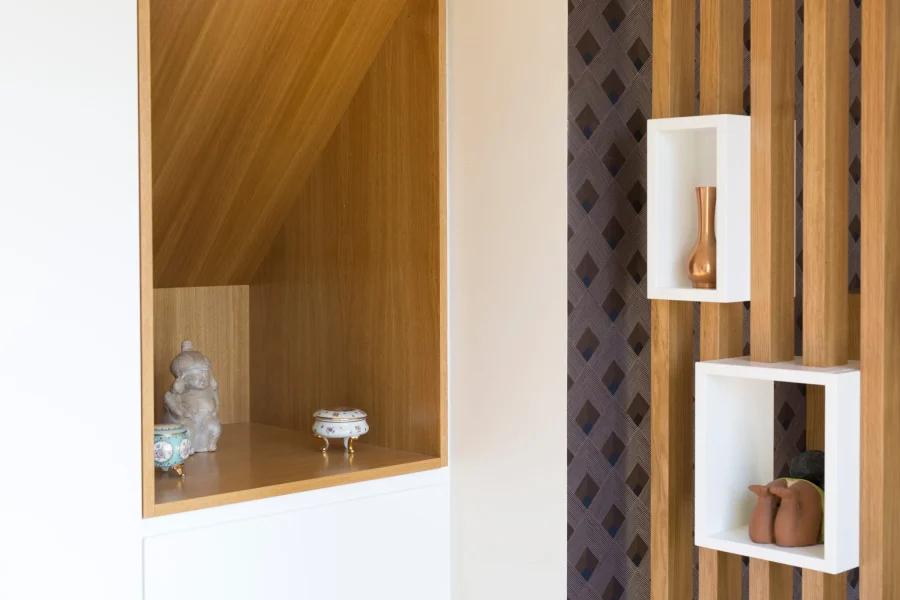niche ouverte en bois naturel intégrée dans dressing sous pente pour objets décoratifs