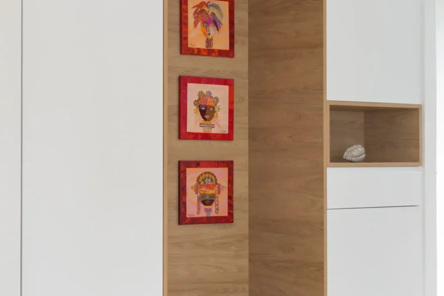 Vue de la niche centrale en bois naturel encadrée, intégrée dans un meuble mural blanc sur mesure