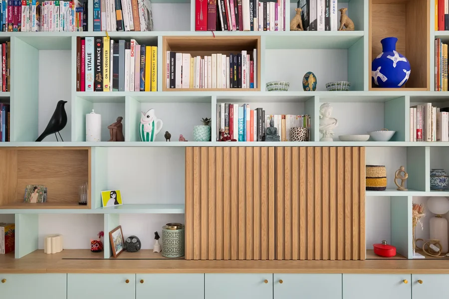 Niches décoratives fond bois intégrées dans un meuble TV sur mesure avec rangements bas