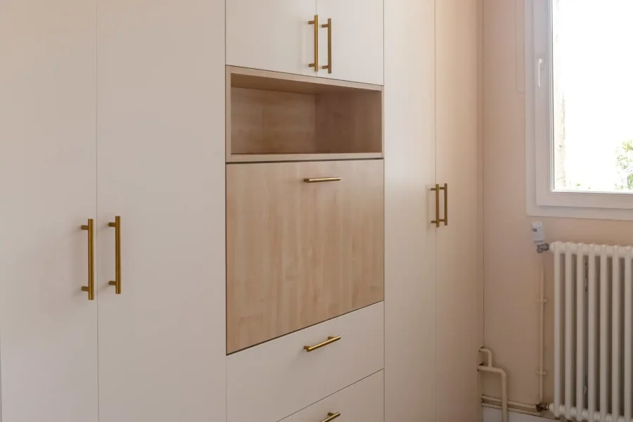 Placard toute hauteur avec bureau escamotable en chêne clair dans une chambre à Paris 14